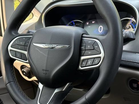 Used 2023 Chrysler Pacifica Touring-L FWD image 11