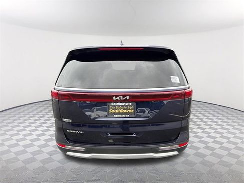 Used 2023 Kia Carnival LX image 6