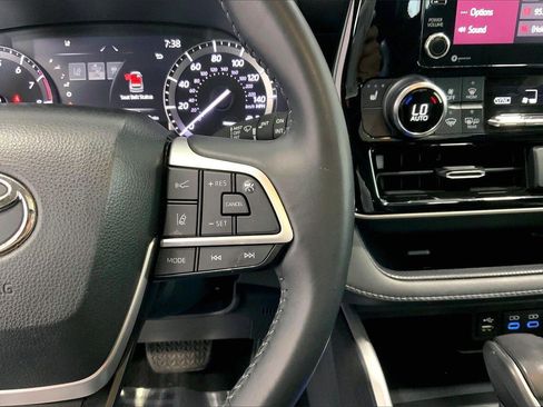 Used 2022 Toyota Highlander XLE image 22