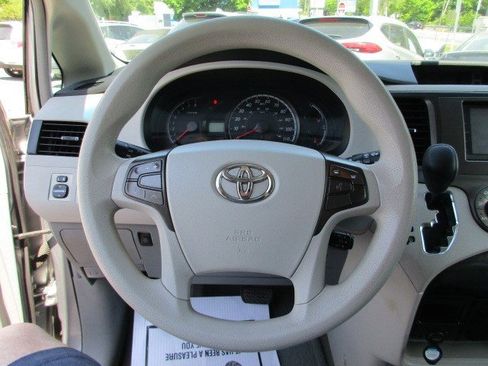 Used 2011 Toyota Sienna LE w/ Towing Pkg FWD image 18