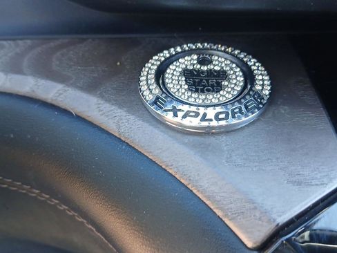 Used 2022 Ford Explorer Platinum w/ Technology Package image 17