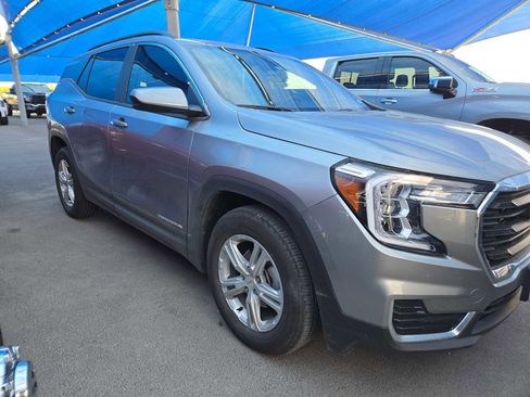 Used 2024 GMC Terrain SLE w/ Driver Convenience Package FWD image 2