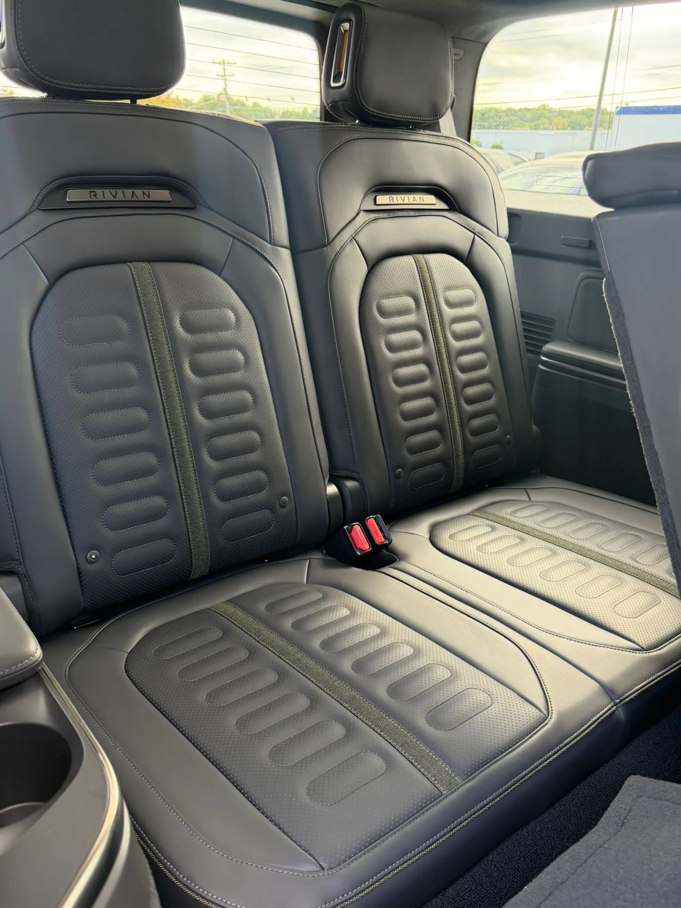 Used 2025 Rivian R1S Adventure Dual AWD/4WD image 19