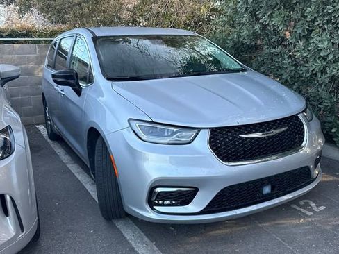 Used 2024 Chrysler Pacifica Touring-L image 2