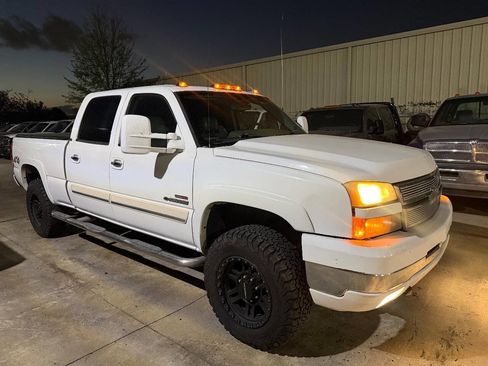 Used 2006 Chevrolet Silverado 2500 LT w/ Onstar Plus Package AWD/4WD image 1