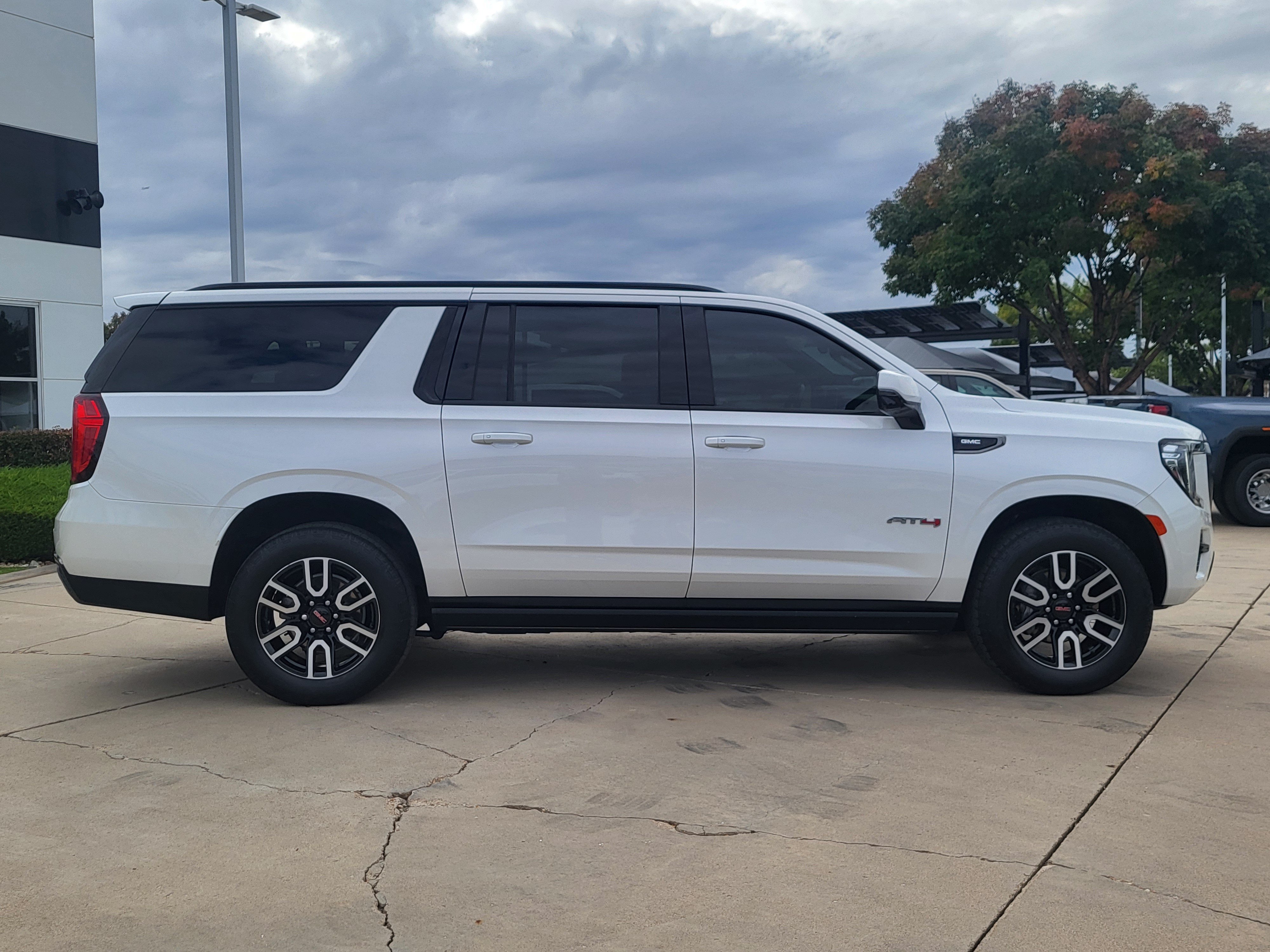 Used 2023 GMC Yukon XL AT4 w/ AT4 Premium Package AWD/4WD image 6