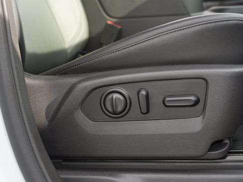 Used 2021 Chevrolet Silverado 1500 LTZ AWD/4WD image 32