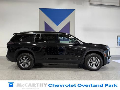 Used 2025 Chevrolet Traverse LT w/ Driver Confidence Package FWD image 4