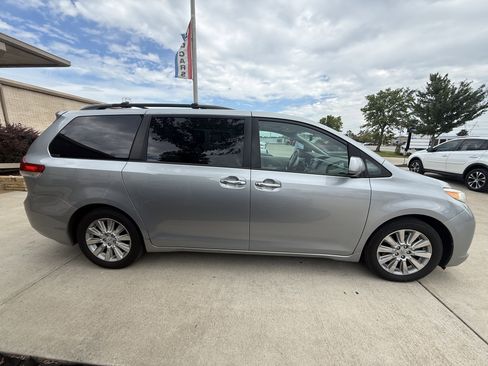 Used 2011 Toyota Sienna XLE image 8