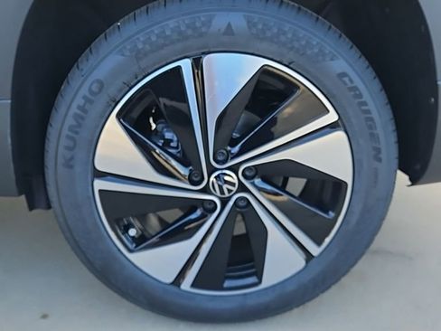 New 2026 Volkswagen Taos SE AWD/4WD image 9