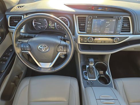 Used 2018 Toyota Highlander XLE image 14