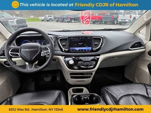 Used 2022 Chrysler Pacifica Touring-L w/ Uconnect Theater Family Group AWD/4WD image 13