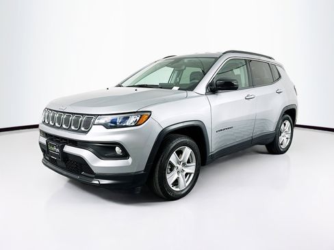 Used 2022 Jeep Compass Latitude image 3