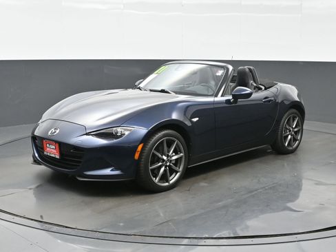Used 2021 MAZDA MX-5 Miata Grand Touring image 2