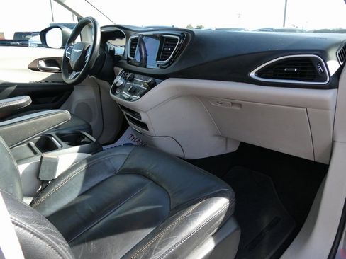 Used 2017 Chrysler Pacifica Touring-L image 15