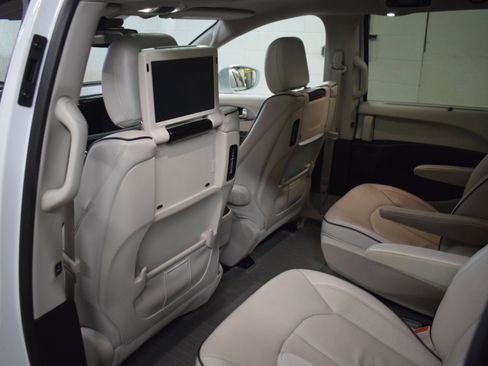 Used 2017 Chrysler Pacifica Platinum image 8