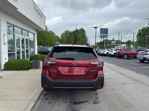 Used 2024 Subaru Outback Premium AWD/4WD image 4