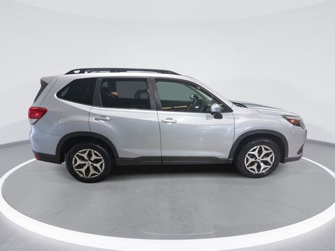 Used 2022 Subaru Forester Premium AWD/4WD image 4