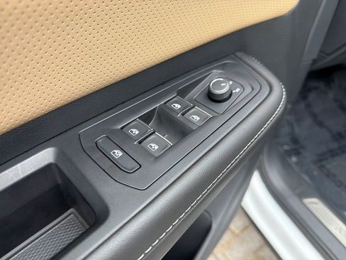 Certified 2025 Volkswagen Atlas Cross Sport SE image 12