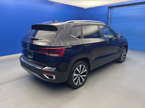 Certified 2023 Volkswagen Taos SE w/ Panoramic Sunroof Package FWD image 7