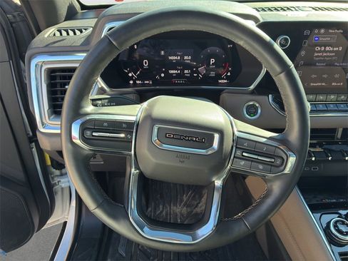Used 2024 GMC Canyon Denali image 9
