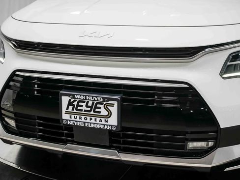 Used 2023 Kia Niro EX Touring image 8