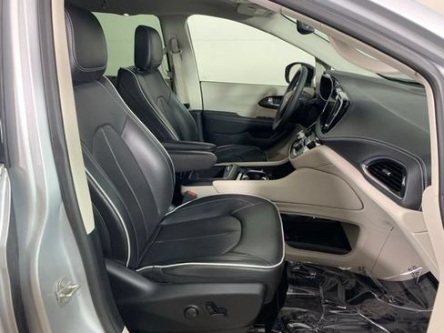 Used 2024 Chrysler Pacifica Limited FWD image 23