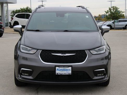 Used 2022 Chrysler Pacifica Pinnacle image 2