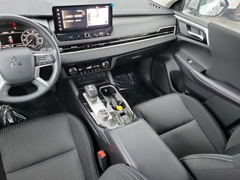 Used 2026 Mitsubishi Outlander ES FWD image 16