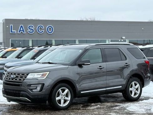 Used 2017 Ford Explorer XLT image 1