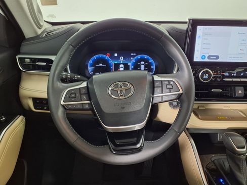 Used 2023 Toyota Highlander Platinum FWD image 16
