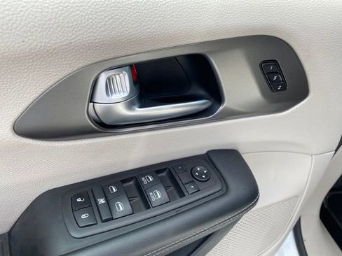 Used 2024 Chrysler Pacifica Touring-L image 17
