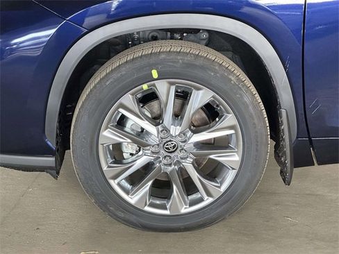 New 2026 Toyota Highlander Limited image 8