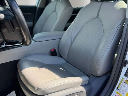 Used 2019 Toyota Camry XSE FWD image 15
