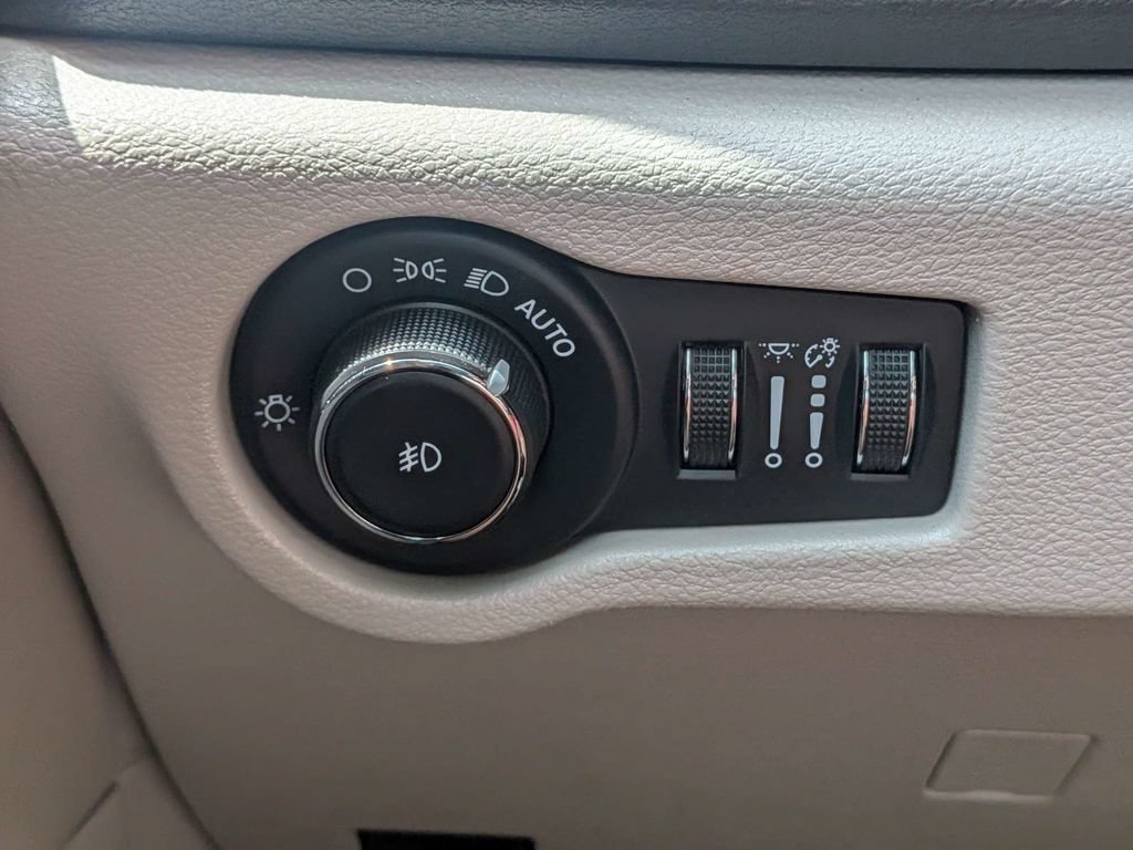Used 2024 Chrysler Pacifica Touring-L FWD image 31