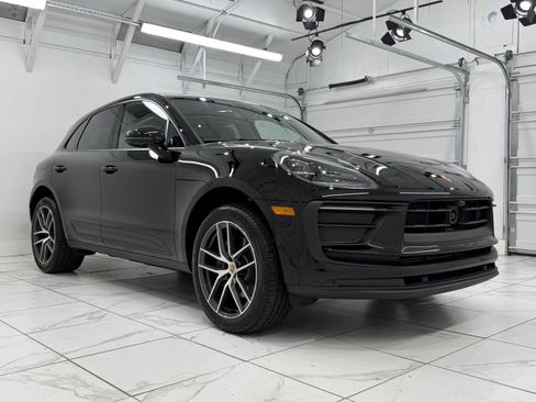 Certified 2025 Porsche Macan image 10