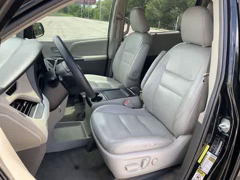 Used 2015 Toyota Sienna LE FWD image 12