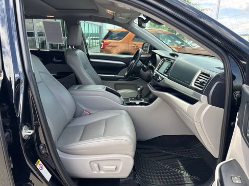 Used 2019 Toyota Highlander XLE FWD image 18