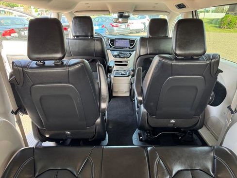 Used 2024 Chrysler Pacifica Limited FWD image 24