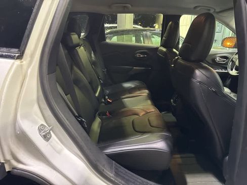 Used 2020 Jeep Cherokee Limited image 19