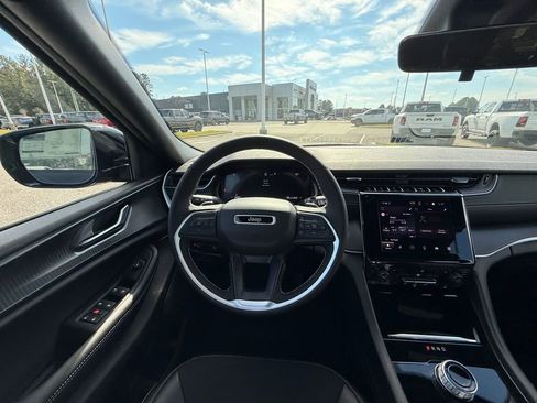 New 2025 Jeep Grand Cherokee Altitude image 14