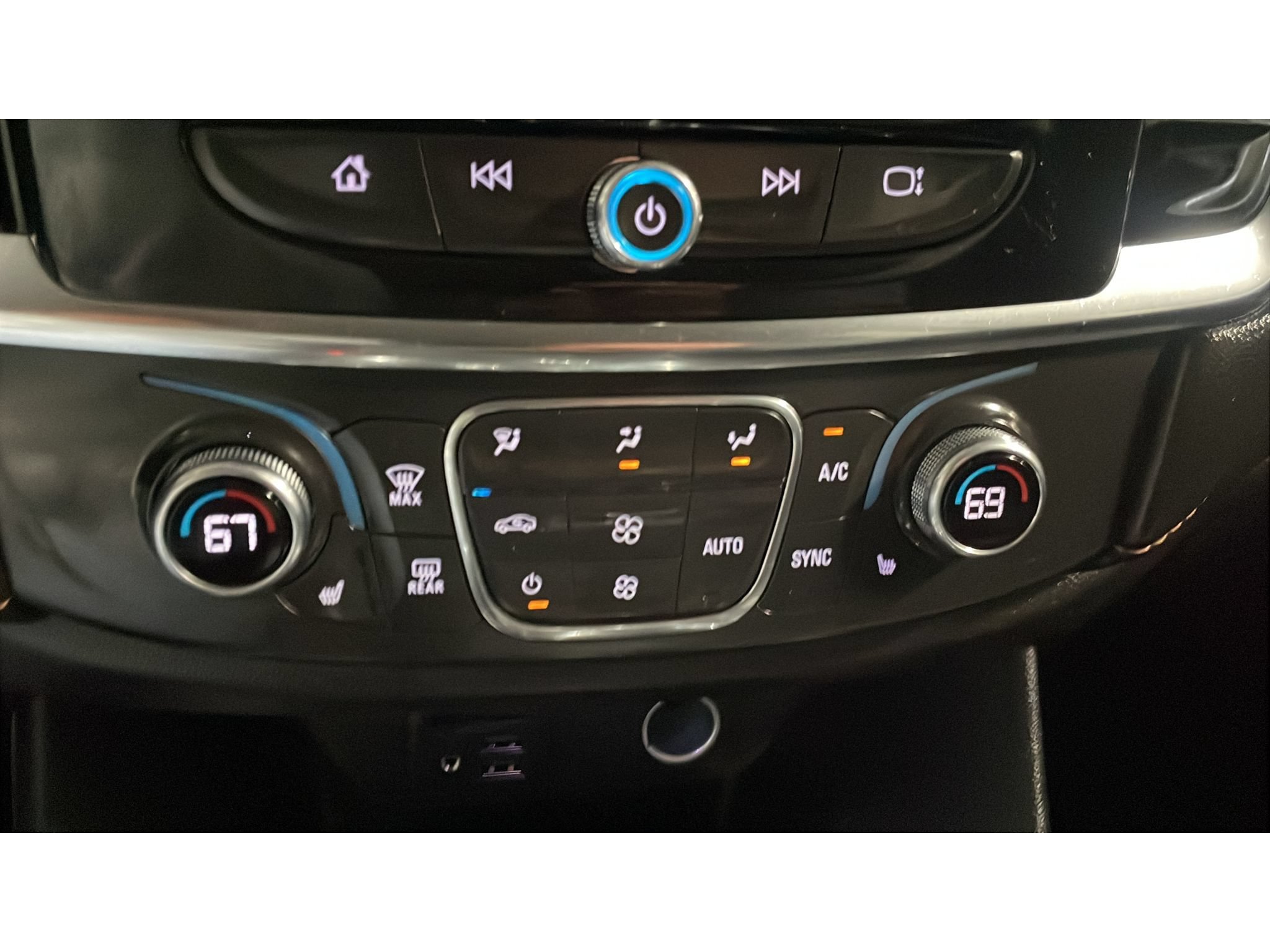 Used 2021 Chevrolet Traverse LT w/ LT Premium Package AWD/4WD image 14