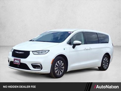 Used 2023 Chrysler Pacifica Touring-L FWD image 1