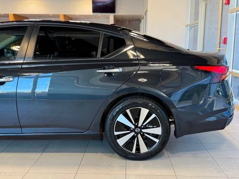 Used 2022 Nissan Altima 2.5 SV w/ SV Premium Package FWD image 9