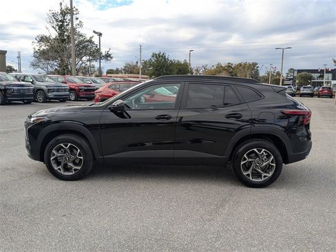 Certified 2025 Chevrolet Trax LT w/ LT Convenience Package image 6