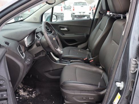 Used 2022 Chevrolet Trax LT w/ LT Convenience Package image 5