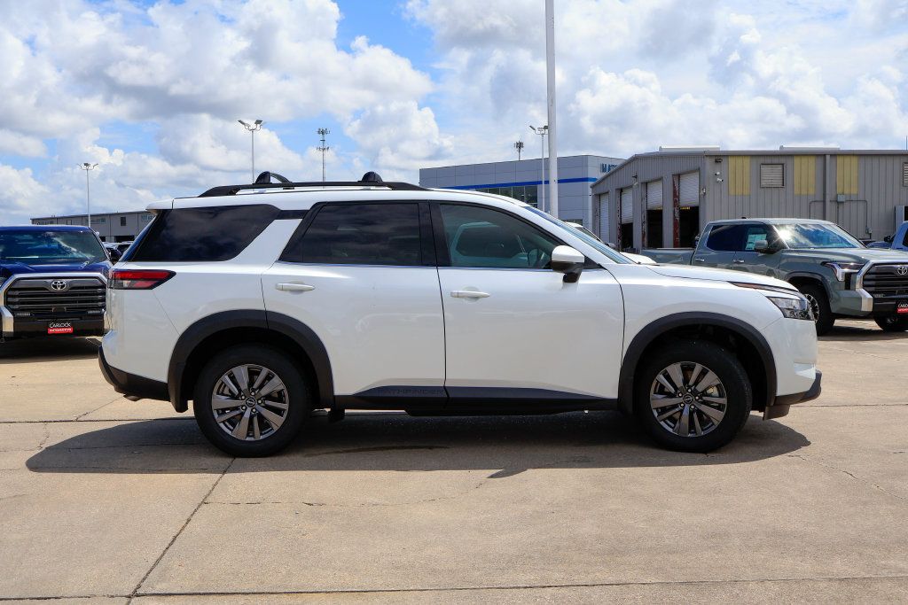 Used 2025 Nissan Pathfinder SV FWD image 25