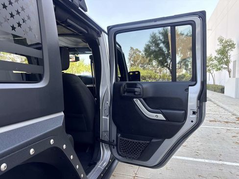 Used 2016 Jeep Wrangler Unlimited Rubicon AWD/4WD image 13