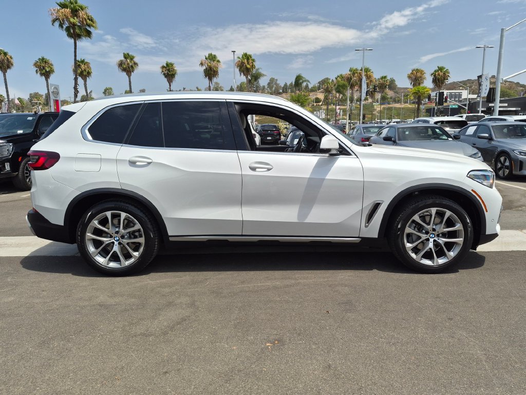 Used 2021 BMW X5 sDrive40i w/ Luxury Seating Package 2 RWD image 3