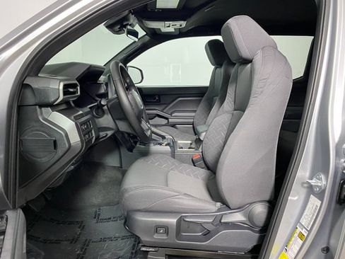 Certified 2025 Toyota Tacoma SR5 AWD/4WD image 10